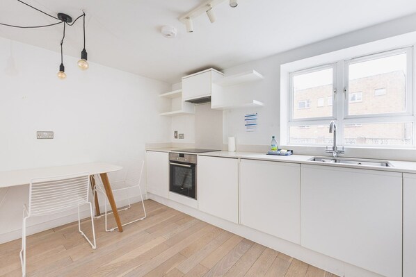 Fridge, oven, dishwasher, coffee/tea maker