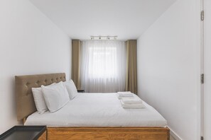 2 chambres, bureau, fer et planche à repasser