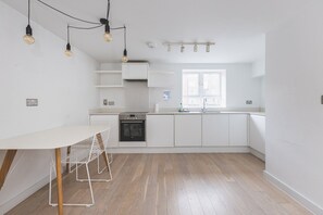 Kühlschrank, Ofen, Geschirrspüler, Wasserkocher mit Kaffee-/Teezubehör