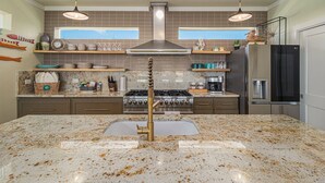 Kaffetrakter/tekoker, kjøleskap, mikrobølgeovn og ovn