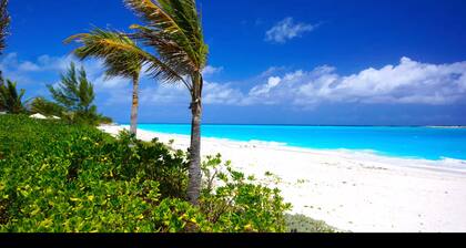 Luxury Pool Villa✨50 Steps Away From Jimmy Hill Beach✨Stunning Ocean Views