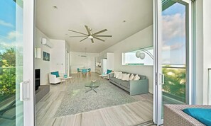 TV - Luxury Pool Villa✨50 Steps Away From Jimmy Hill Beach✨Stunning Ocean Views (Moss Town)