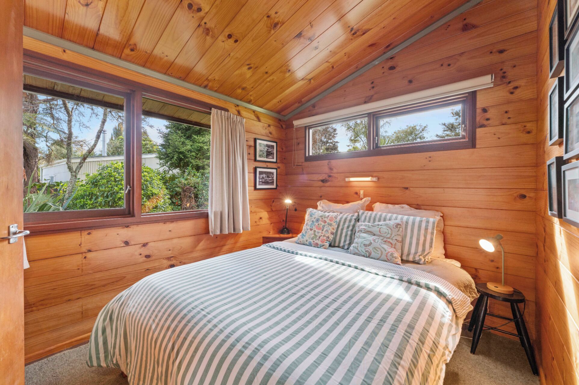 2 عدّة غرف نوم وملاءات أسرّة