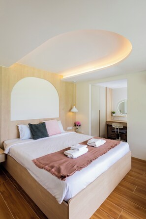 1 slaapkamer, een bureau, een strijkplank/strijkijzer, internet