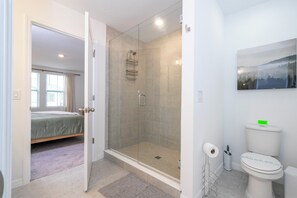 Douche, sèche-cheveux, serviettes fournies, savon