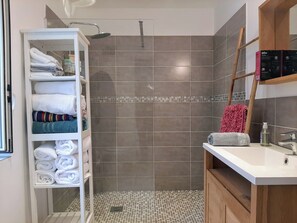Dusche, Haartrockner, Handtücher, Seife