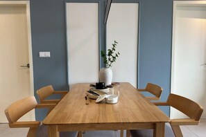 Dining - Modern Suite in Seri Kembangan Nearby MRT (Seri Kembangan)