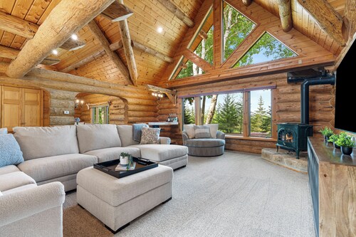 Egg Harbor Log Cabin w Outside Bar and Patio!