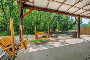 Outdoor dining - Egg Harbor Log Cabin w Outside Bar and Patio! (Egg Harbor)