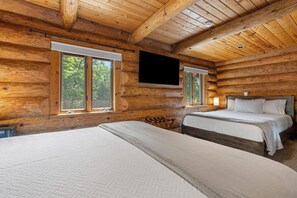 3 habitaciones, escritorio y tabla de planchar con plancha