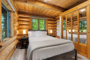 3 bedrooms, desk, iron/ironing board, travel cot - Egg Harbor Log Cabin w Outside Bar and Patio! (Egg Harbor)