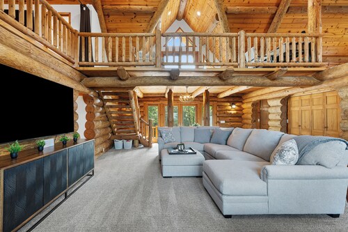 Egg Harbor Log Cabin w Outside Bar and Patio!