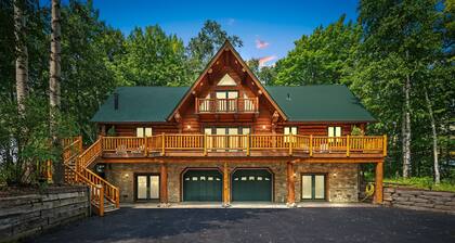Egg Harbor Log Cabin w Outside Bar and Patio!
