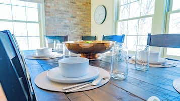 Suite 1 - Deluxe Suite, Hot Tub, Mountain View | Eget kök | Mikrovågsugn, ugn, spishäll och diskmaskin