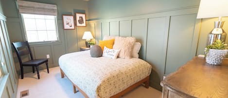 Cortinas blackout, tabla de planchar con plancha y cuna de viaje