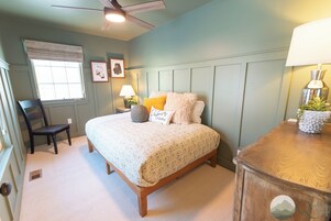 Cortinas blackout, tabla de planchar con plancha y cuna de viaje