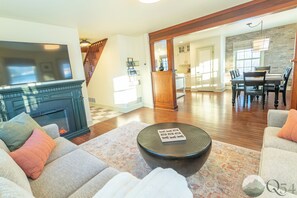 Suite 1 - Deluxe Suite, Hot Tub, Mountain View | Living area - Quarter 54 (Palmer)