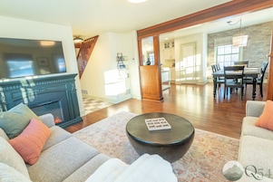 Suite 1 - Deluxe Suite, Hot Tub, Mountain View | Living area