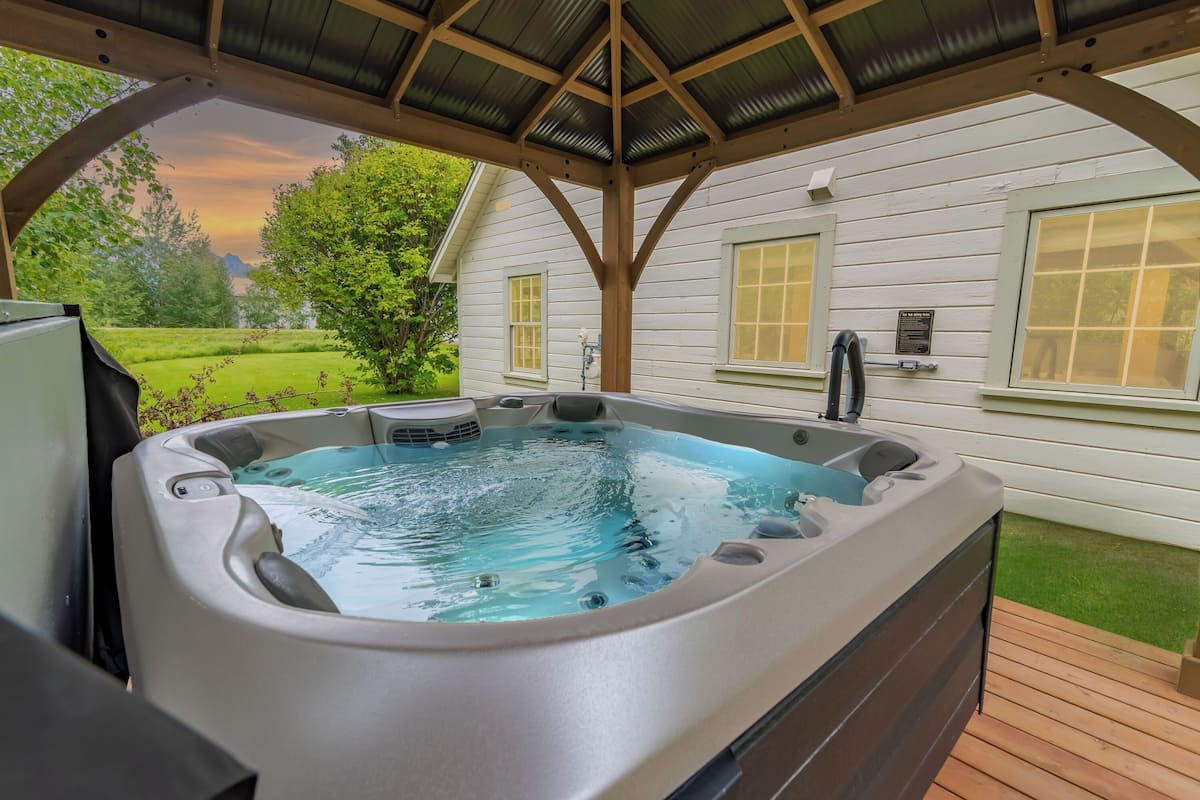 Suite 1 - Deluxe Suite, Hot Tub, Mountain View | 전용 스파 욕조