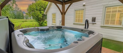 Suite 1 - Deluxe Suite, Hot Tub, Mountain View | Private spa tub