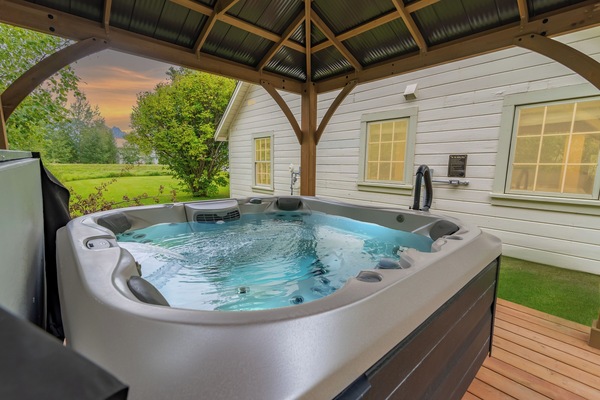 Suite 1 - Deluxe Suite, Hot Tub, Mountain View | Private spa tub