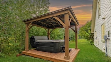 Suite 1 - Deluxe Suite, Hot Tub, Mountain View | Private spa tub