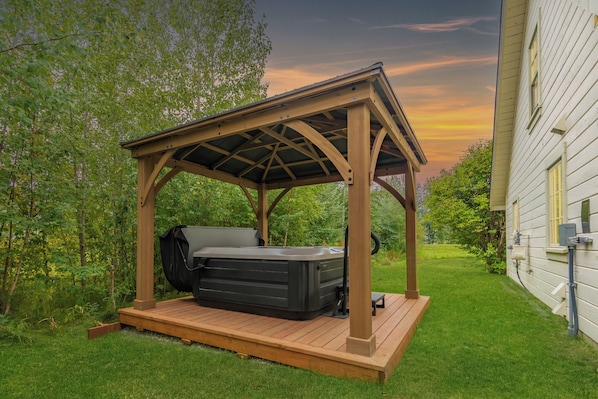 Suite 1 - Deluxe Suite, Hot Tub, Mountain View | Private spa tub