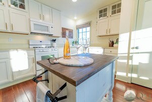 Suite 1 - Deluxe Suite, Hot Tub, Mountain View | Private kitchen | Microwave, oven, stovetop, dishwasher