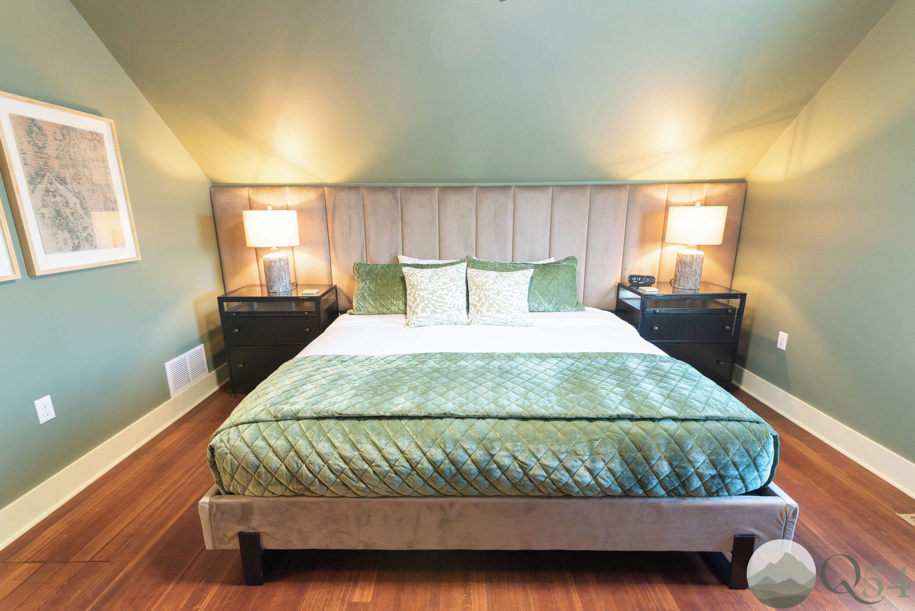 Cortinas blackout, tabla de planchar con plancha y cuna de viaje 