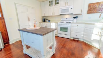 Suite 1 - Deluxe Suite, Hot Tub, Mountain View | Private kitchen | Microwave, oven, stovetop, dishwasher