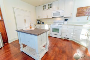 Suite 1 - Deluxe Suite, Hot Tub, Mountain View | Private kitchen | Microwave, oven, stovetop, dishwasher