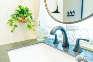 Suite 1 - Deluxe Suite, Hot Tub, Mountain View | Bathroom | Hair dryer, towels, soap, shampoo - Quarter 54 (Palmer)