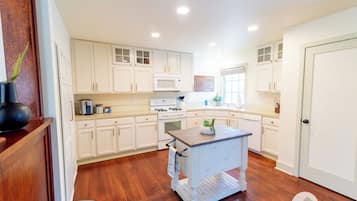 Suite 1 - Deluxe Suite, Hot Tub, Mountain View | Private kitchen | Microwave, oven, stovetop, dishwasher