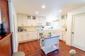 Suite 1 - Deluxe Suite, Hot Tub, Mountain View | Private kitchen - Quarter 54 (Palmer)