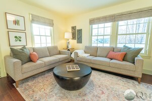 Suite 1 - Deluxe Suite, Hot Tub, Mountain View | Living area