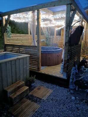 Outdoor spa tub