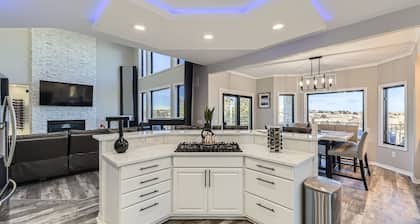 Luxury Parker Mansion w/ Bar, B-Ball & Hot Tub