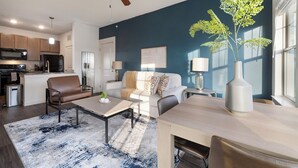 A modern apartment with a kitchen, living room, and dining area. - Landing Apartments Austin - Lockhart (Lockhart)