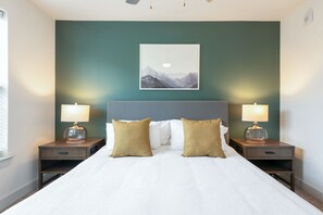 Individuell dekoriert, individuell eingerichtet, Bügeleisen/Bügelbrett