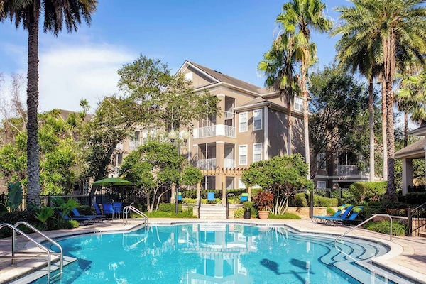 2 outdoor pools, pool loungers