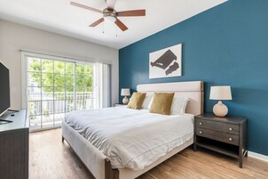 Apartamento, 2 quartos | Individualmente decorados, individualmente mobiliados, escrivaninha