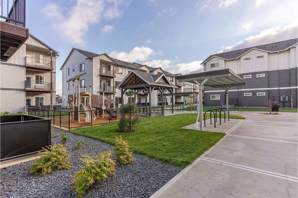 Property grounds - Landing Apartments - Woodburn (Woodburn)