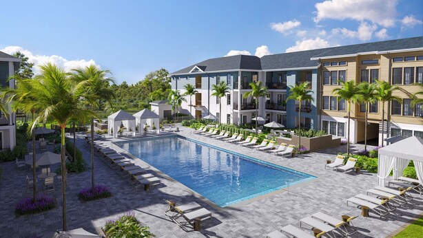 Ein Resort mit Swimmingpool, Liegestühlen und Palmen.