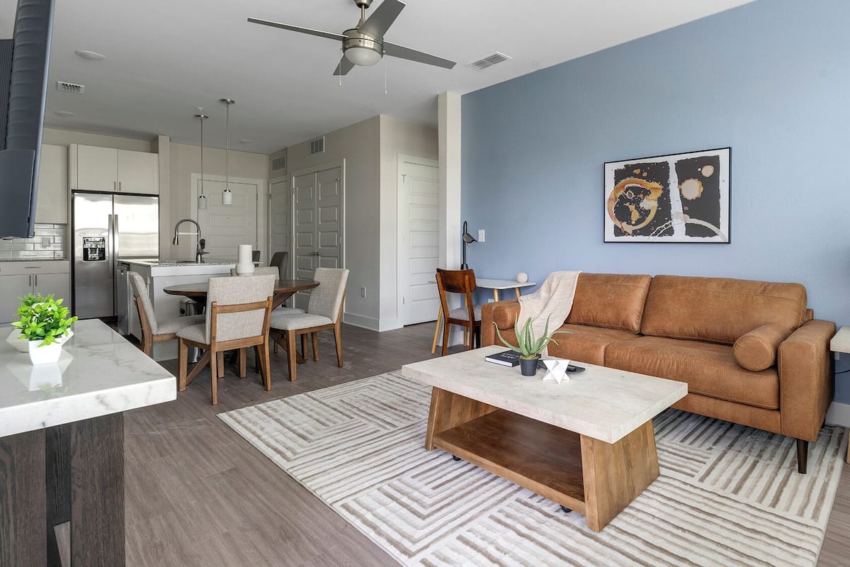 Huoneisto, 2 makuuhuonetta | Yksityinen keittiö | Täysikokoinen jääkaappi, mikroaaltouuni, uuni, liesi