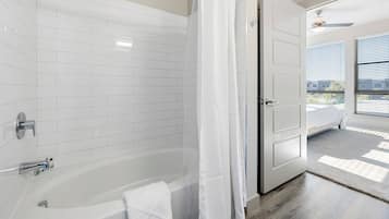 Appartement, 2 slaapkamers | Badkamer | Gratis toiletartikelen, een haardroger, handdoeken, zeep