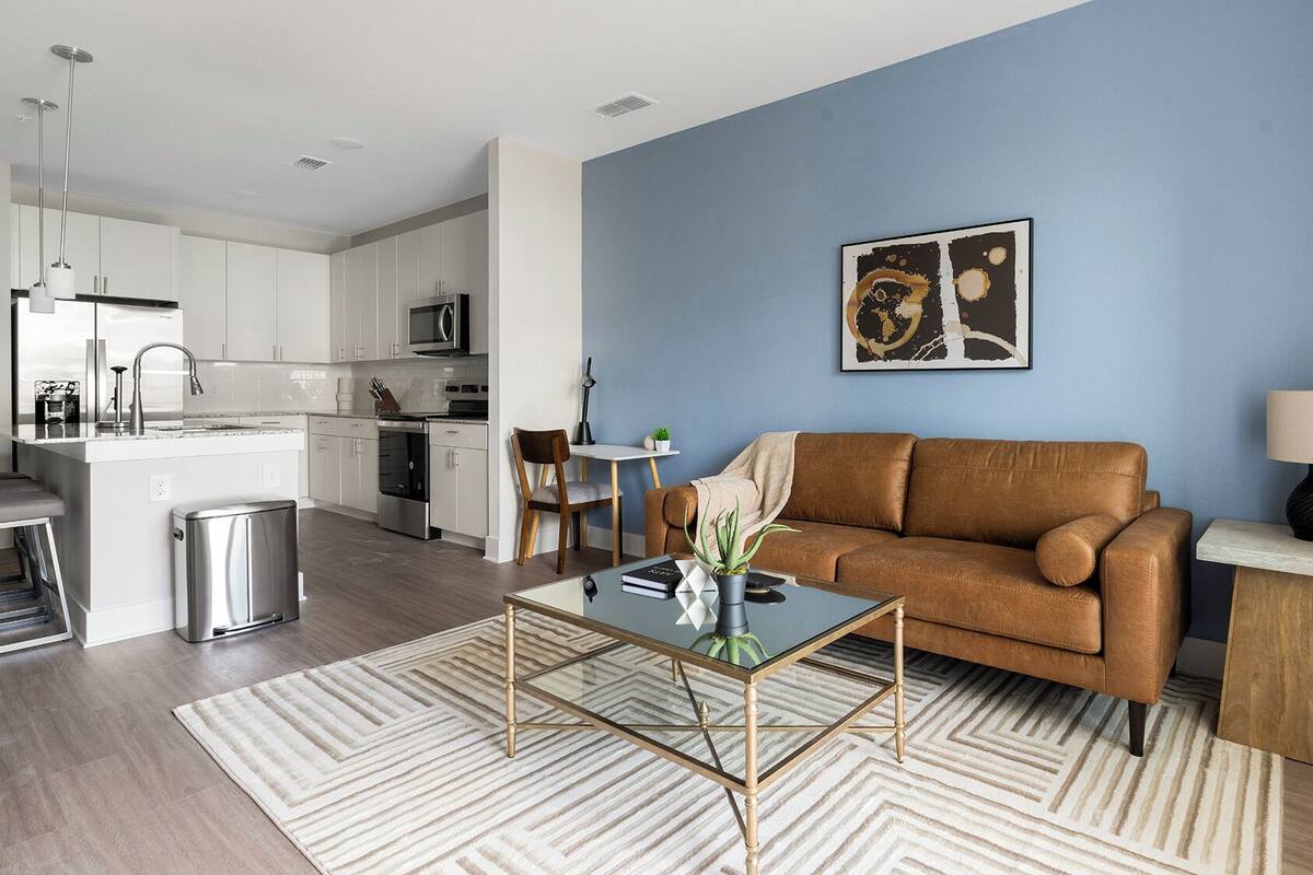 Un apartamento moderno con cocina, sala de estar y comedor.