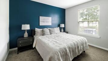 Apartment, 2 Schlafzimmer | Individuell dekoriert, individuell eingerichtet, Schreibtisch