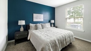 Apart Daire, 2 Yatak Odası | Ayrı ayrı dekore edilmiş, ayrı ayrı döşenmiş, masa 