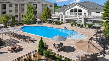 Een seizoensgebonden buitenzwembad