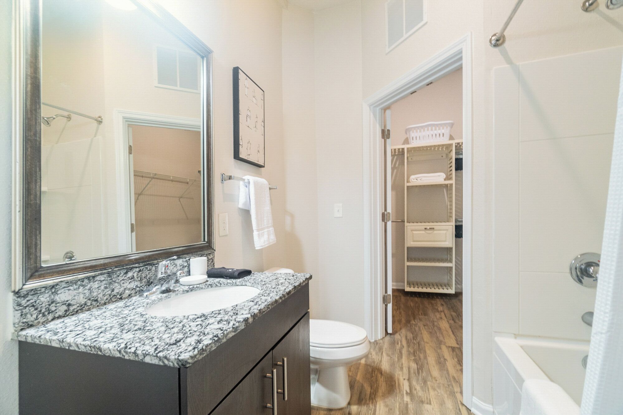 淋浴/盆浴组合、免费洗浴用品、吹风机、毛巾